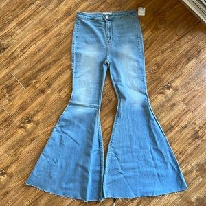 Float on flares size 29 NWT light denim perf for spring and summer!